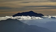 37 Zoom sul Grignone che emerge dalle nuvole basse